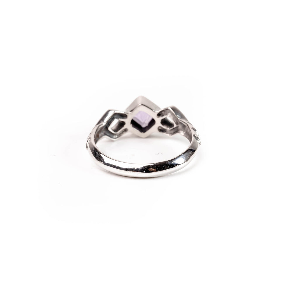 
                  
                    Ring Amethyst Rhombus
                  
                